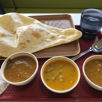 プレーンナンとカレー（キーマ・野菜・チキン）