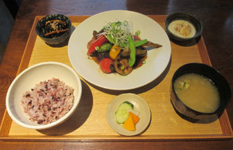 「旬野菜のジンジャーソース」