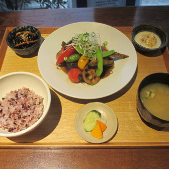 「旬野菜のジンジャーソース」