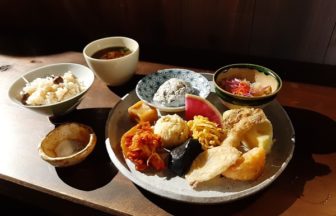 季節の料理がワンプレートに。見た目も美しいです。