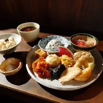 季節の料理がワンプレートに。見た目も美しいです。