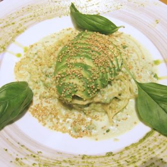 アボカドとキヌアのアーモンドミルクソースのパスタ