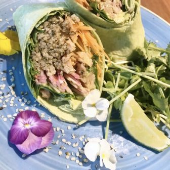 ヘンプシードタブレと大豆ミートのアジアンラップロール （ASIAN SALAD WRAPS WITH HEMP SEED TABBOULEH & SOY MEAT）