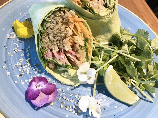 ヘンプシードタブレと大豆ミートのアジアンラップロール (ASIAN SALAD WRAPS WITH HEMP SEED TABBOULEH & SOY MEAT)