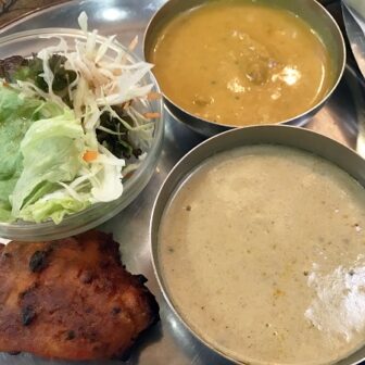 日替わりカレー2種類・サラダ・タンドリーチキン