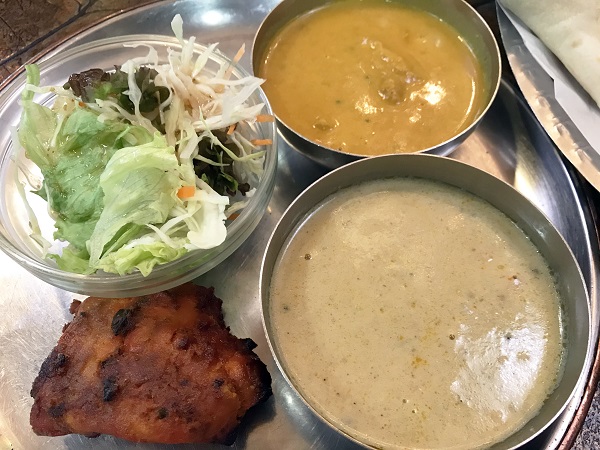 日替わりカレー2種類・サラダ・タンドリーチキン