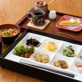 オーガニック御膳は、日頃の野菜不足をしっかりと解消してくれます。ドリンクは＋100円、スイーツは＋200円で追加可能。