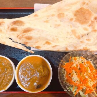 大きなナンが印象的！カレーも大容量