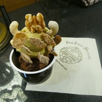 コーンにはナッツ、カップにはナッツとフレークのトッピング