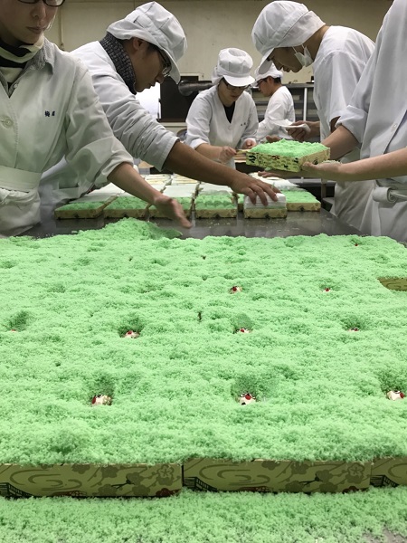 和菓子の製造風景