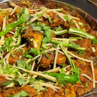 器に盛り付けて完成です。パクチーやしし唐の緑色が良いアクセントですね。