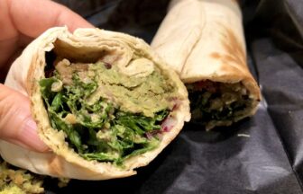 ケール、ファラフェル、雑穀がたっぷり入ったロールサンド、シャワルマ