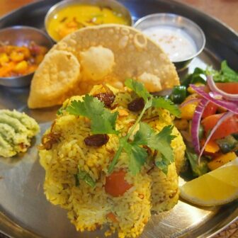 彩鮮やかなベジビリヤニ