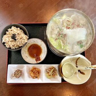 湯気立ち込める「水餃子鍋」の定食（￥1200）