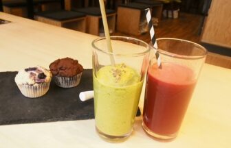 カラフルな色が目を引くアボカドケールクリームとデーツを使用したドリンク