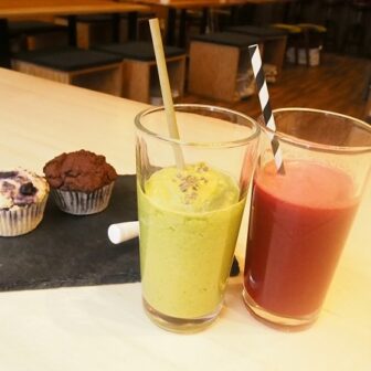 カラフルな色が目を引くアボカドケールクリームとデーツを使用したドリンク