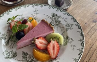 アイスコーヒーと季節のタルトそしてローチョコレート