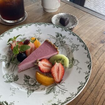 アイスコーヒーと季節のタルトそしてローチョコレート