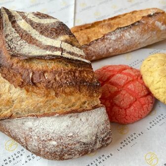 北海道産希少小麦使用のパン ド ムール香ばしい表面