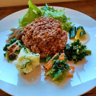 厚揚げカレーのプレートは魅力的