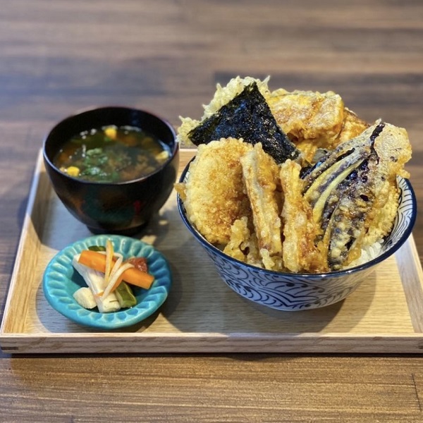 野菜の天ぷらが豪快に盛られた天丼セット！