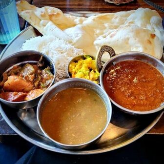 ダルバート　ライスとナン