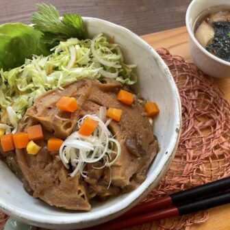 ボリュームたっぷり車麩の味噌煮丼