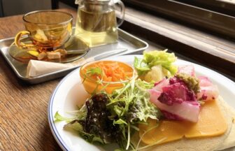 奥のテーブル席からの店内風景