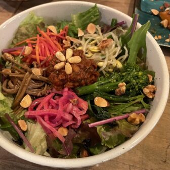 本場の味のナムルが5種のった「ビビンバ」（¥1100）