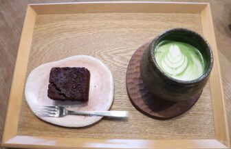 抹茶ラテと濃厚チョコブラウニー
