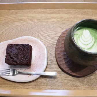 抹茶ラテと濃厚チョコブラウニー