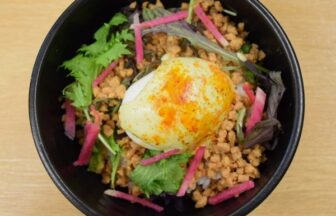大豆ミートと卵が美味しいウフマヨ丼