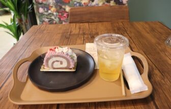 ホワイト＆イチゴロールケーキ