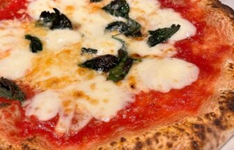 薪窯ならではの焼き上がりでできたピザの耳のピッツァ マルゲリータ