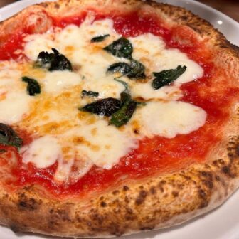 薪窯ならではの焼き上がりでできたピザの耳のピッツァ マルゲリータ