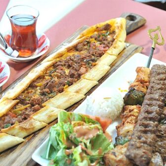 トルコ風ラム肉と野菜のピザ＆グリル