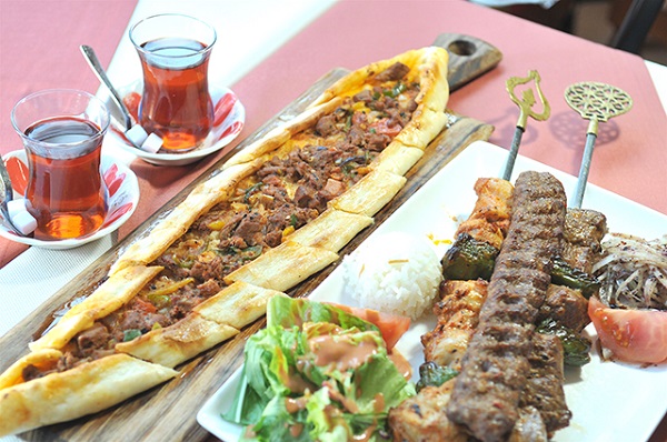 トルコ風ラム肉と野菜のピザ＆グリル