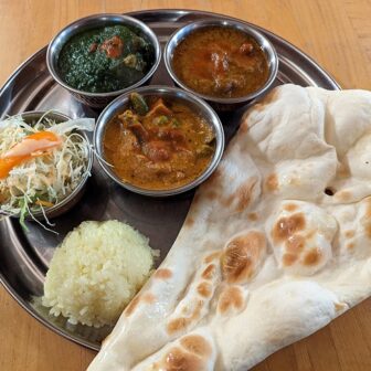 3品カレーセット（ほうれん草チキンカレー・エビカレー・ダルカレー）